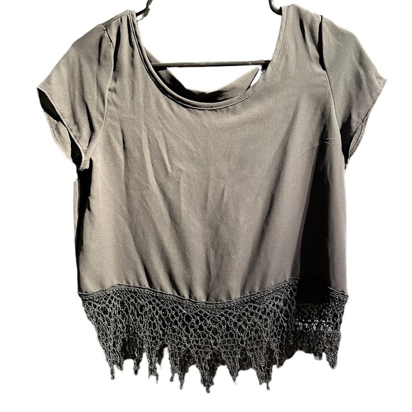 NWT Cropped crochet fringe blouse - Picture 3 of 4